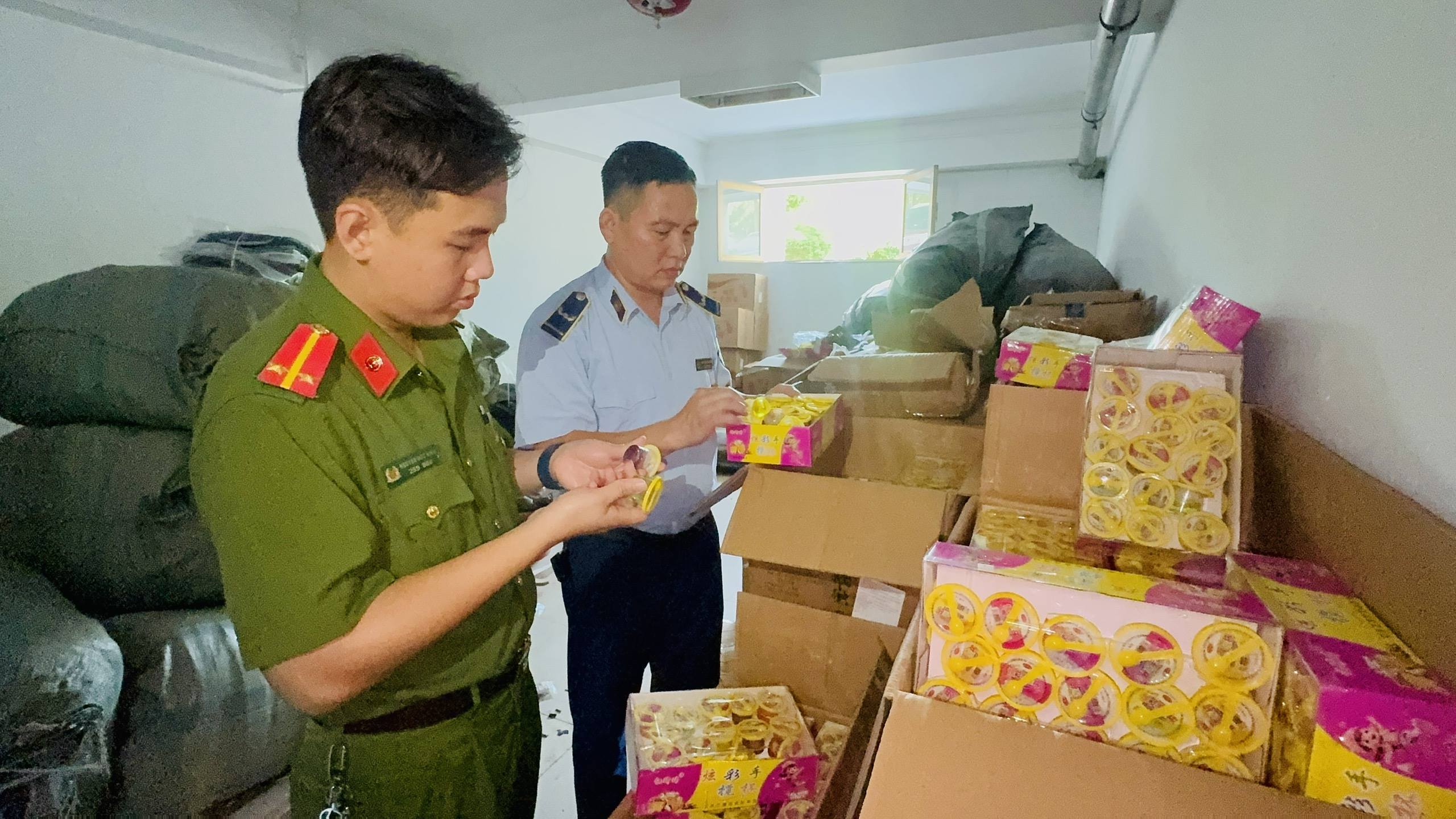 Anh 1. Cac luc luong kiem tra nguon goc xuat xucac san pham trong ko hang keo 1