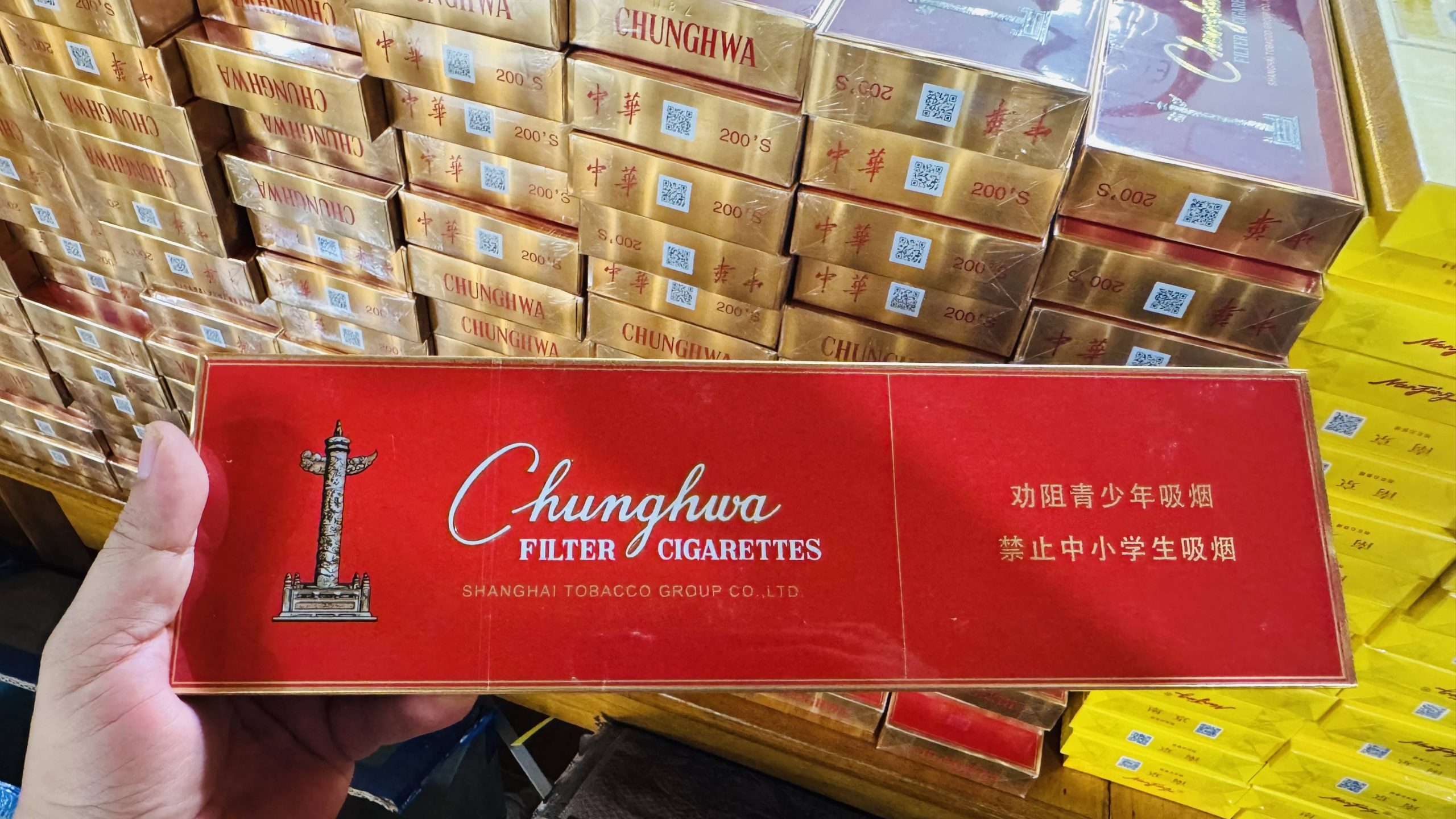 Các loại thuốc lá bị lực lượng Công an thu giữ (ảnh CTTĐT công an Lào Cai )