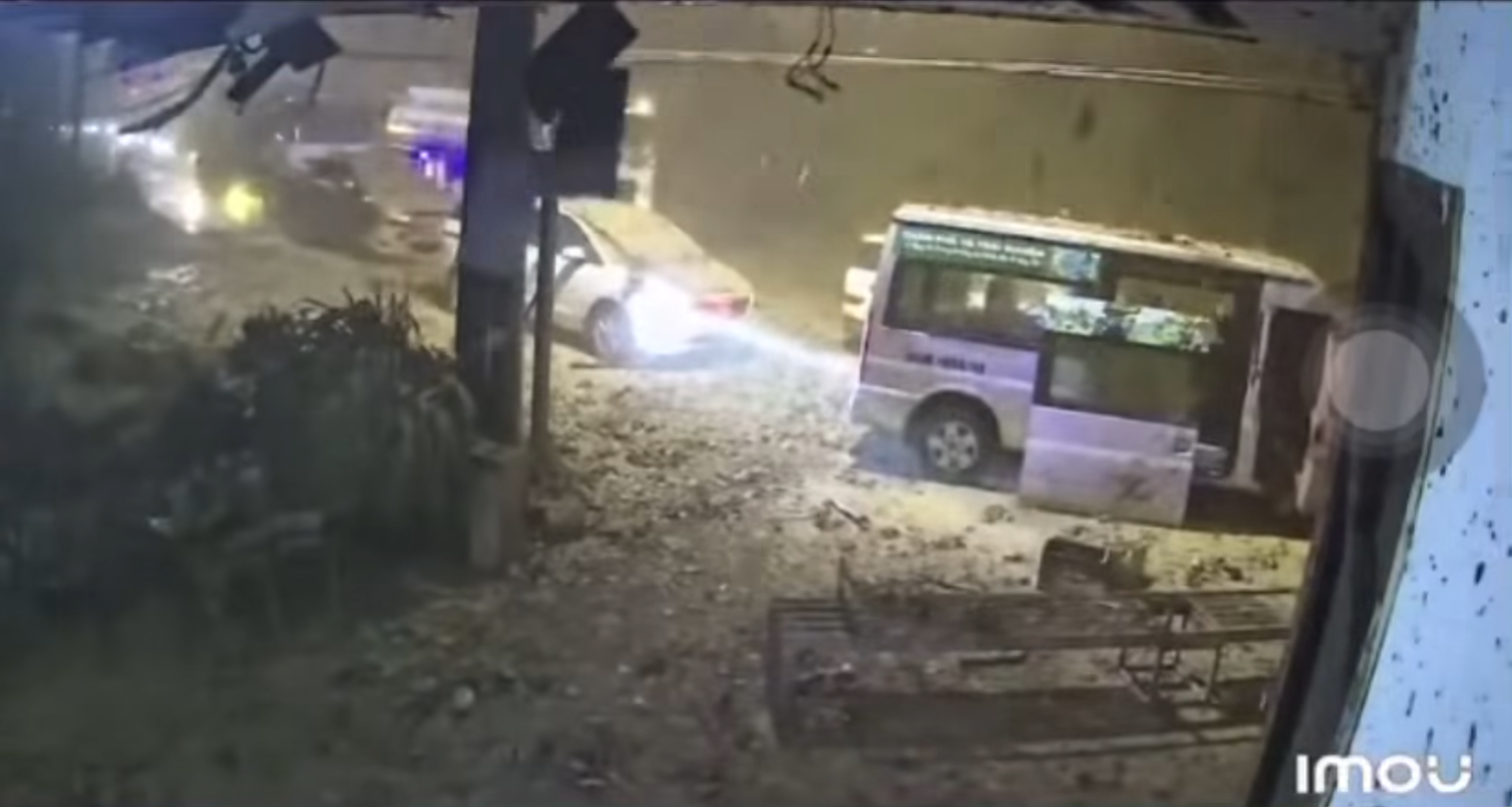 Người dân Lào Cai chạy lũ trong đêm do ảnh hưởng bão số 10 1 Sạt lở tại Sapa người dân may mắn chạy thoát