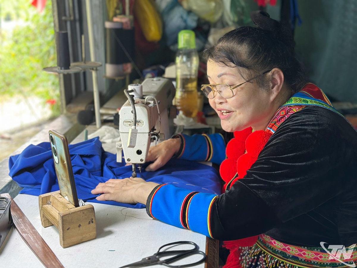 Ba So luon mong muon dua trang phuc truyen thong cua dan toc 4567667