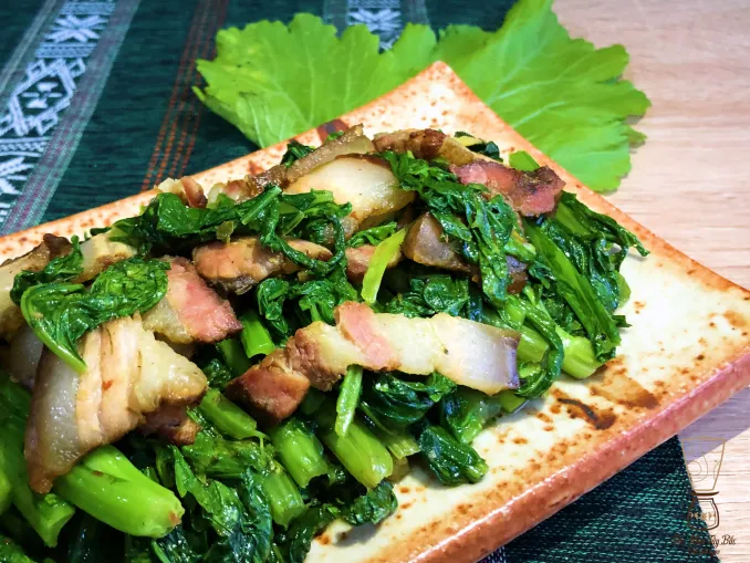Thịt lơn đen gác bếp xào rau cải ngồng