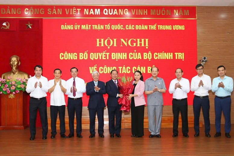 Phân công, chỉ định đồng chí Nguyễn Phi Long giữ chức Phó Bí thư Đảng ủy MTTQ, các đoàn thể Trung ương 2 Ban Thường vụ Đảng ủy MTTQ, các đoàn thể Trung ương chúc mừng đồng chí Nguyễn Phi Long - Ảnh: VGP/Toàn Thắng