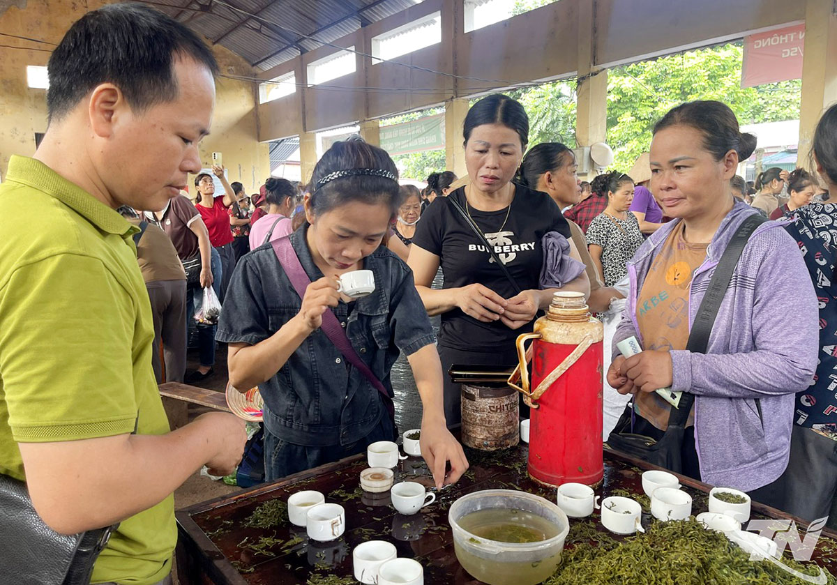 Chợ chè Trại Cài truyền thống trong hiện đại 1 Bàn thử chè của anh Dương Văn Bộ luôn đông khách.
