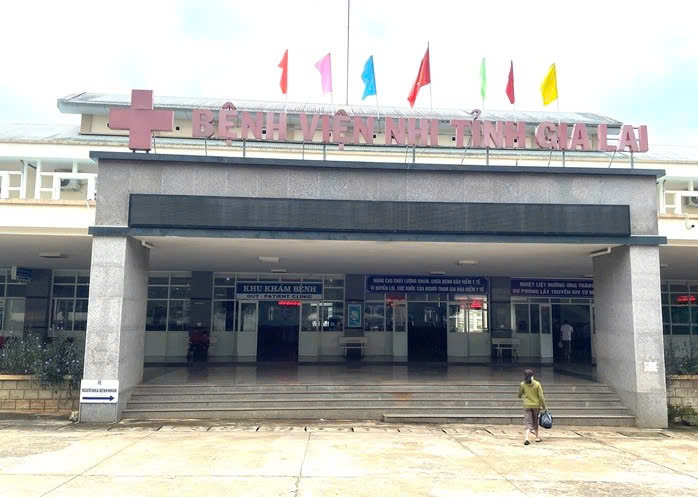Gia Lai: 9 học sinh nhập viện vì ngộ độc sau khi ăn thịt cóc 1 Bệnh viện Nhi tỉnh Gia Lai đang điều trị cho 9 em học sinh bị ngộ độc do ăn thịt cóc