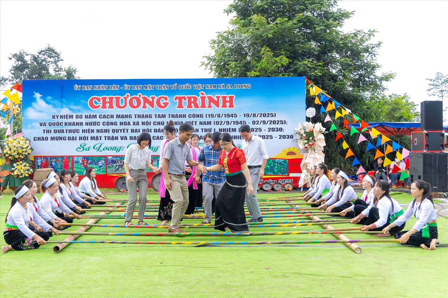Người Mường ở vùng đất cực Bắc Tây Nguyên vui Tết độc lập 2 Các đại biểu cùng bà con thôn Hào Lý tham gia nhảy sạp truyền thống của người Mường. (Ảnh: Ngọc Chí)