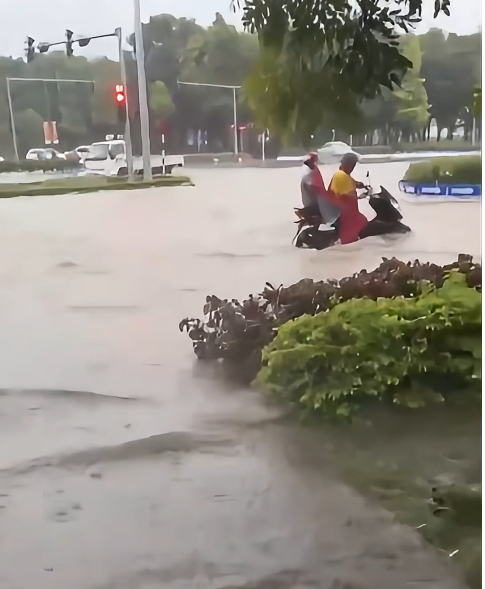 Lào Cai: Cam Đường và nhiều khu vực ngập nặng do mưa lớn 3 Tại khu vực vòng xuyến B5 cũng ghi nhận tình trạng ngập nước khiến các phương tiện giao thông đi lại khó khăn.