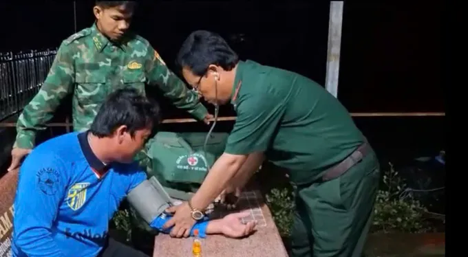 Cham soc y te cho thuyen vien duoc cuu vot tren bien 45677