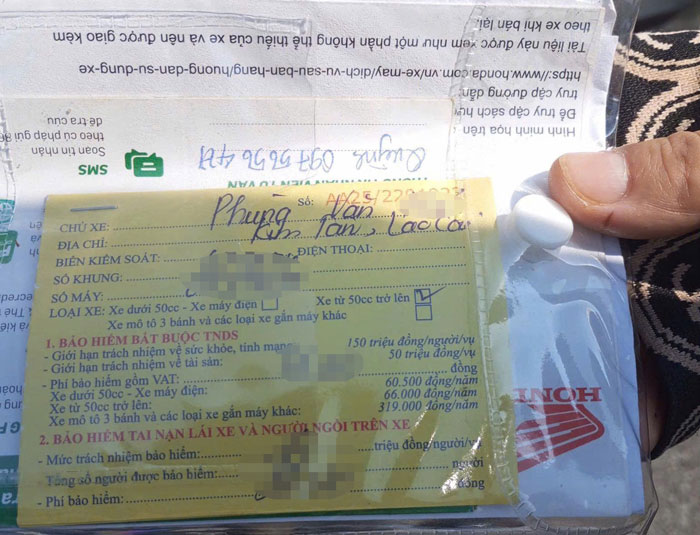 Chiếc xe và thông tin trên bảo hiểm phát hiện tại cầu Móng Sến, tỉnh Lào Cai. Ảnh: Minh Vương