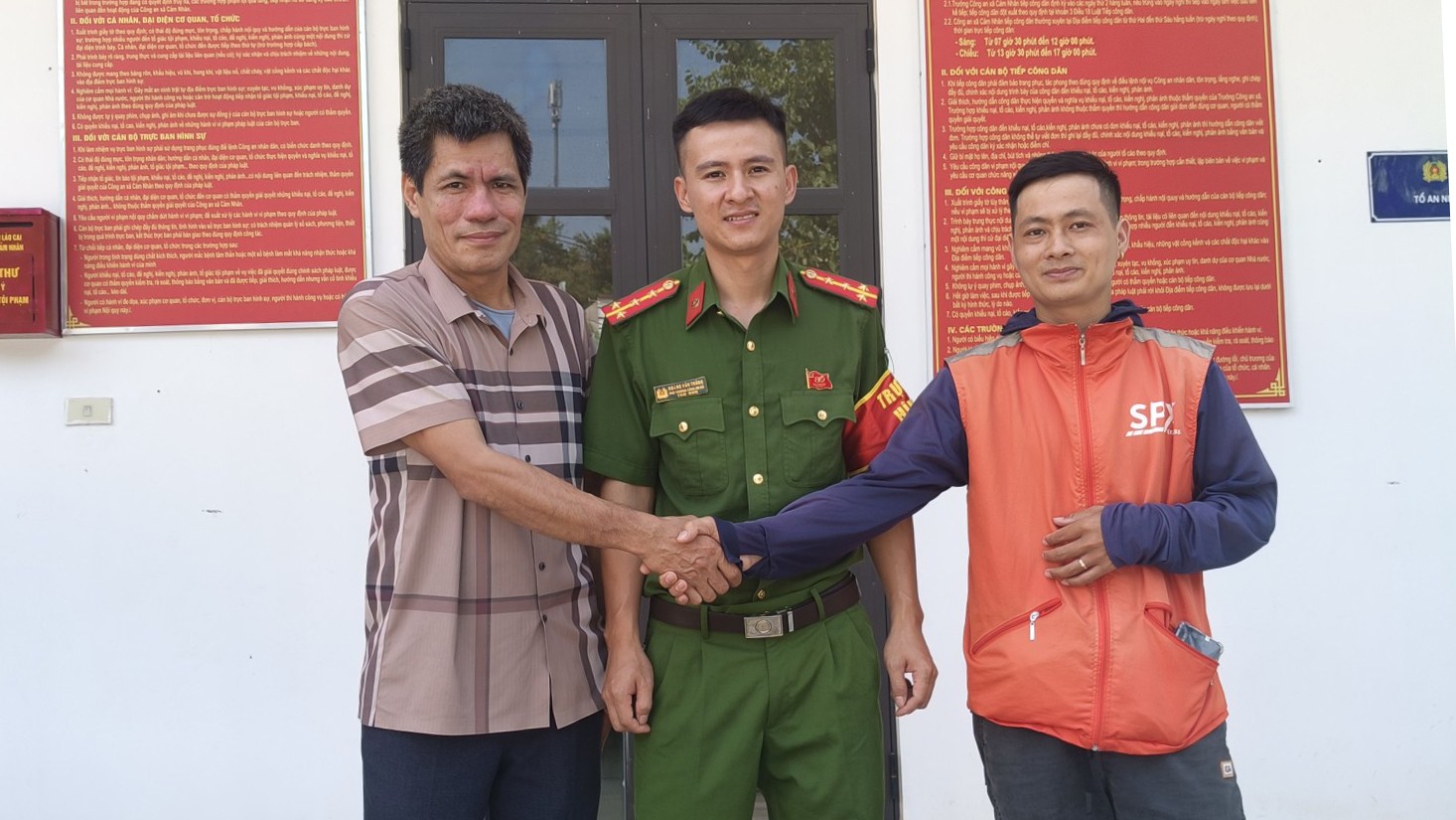 Công an xã Cảm Nhân chứng kiến bàn giao 89 triệu đồng chuyển nhầm. (Ảnh Báo Lào Cai)