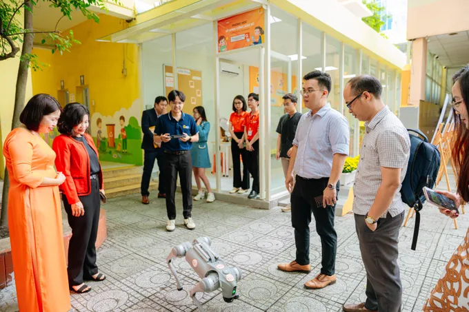 TPHCM: Khánh thành phòng học kỹ năng công dân số đầu tiên ở trường tiểu học 2 Đại diện Trường Tiểu học Nguyễn Bỉnh Khiêm và cha mẹ học sinh trải nghiệm hoạt động của robot thông minh