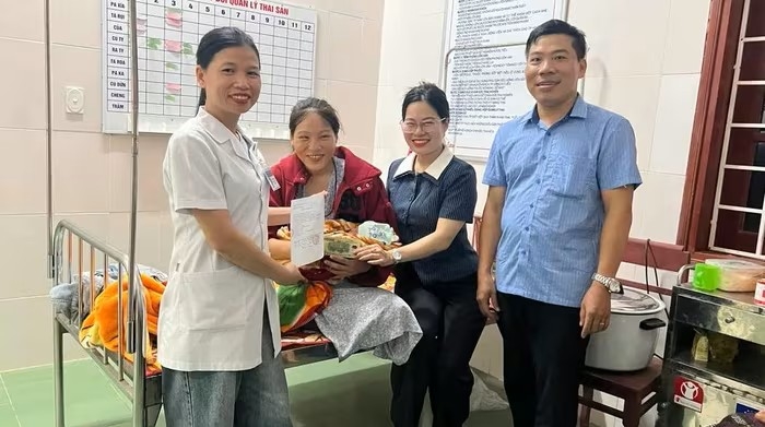 Đi nhận quà Quốc khánh, sản phụ người Bru Vân Kiều chuyển dạ sinh con 2 Dịp Quốc khánh năm nay, gia đình anh Chai, chị Lộc đón nhận bao niềm vui đến cùng một lúc - Ảnh: CSCC