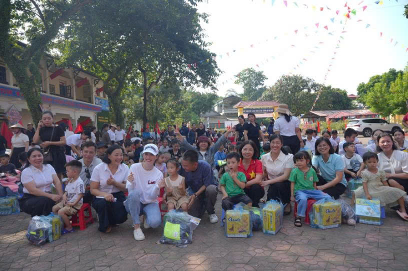 Trao 1.000 suất quà trị giá 1,2 tỷ đồng cho học sinh Gia Phú 1 Đoàn thiện nguyện cùng giáo viên và học sinh chụp ảnh lưu niệm.