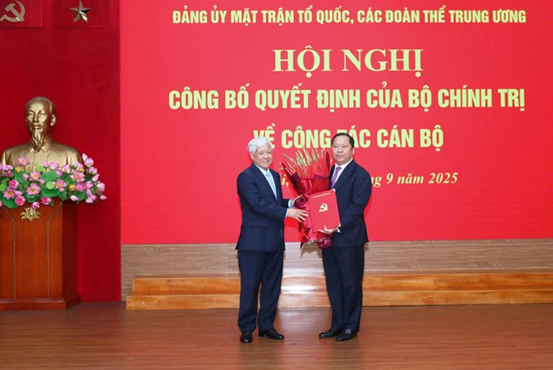 Phân công, chỉ định đồng chí Nguyễn Phi Long giữ chức Phó Bí thư Đảng ủy MTTQ, các đoàn thể Trung ương 1 Đồng chí Đỗ Văn Chiến, Ủy viên Bộ Chính trị, Bí thư Trung ương Đảng, Bí thư Đảng ủy MTTQ, các đoàn thể Trung ương, Chủ tịch Ủy ban Trung ương MTTQ Việt Nam trao Quyết định cho đồng chí Nguyễn Phi Long - Ảnh: VGP/Toàn Thắng