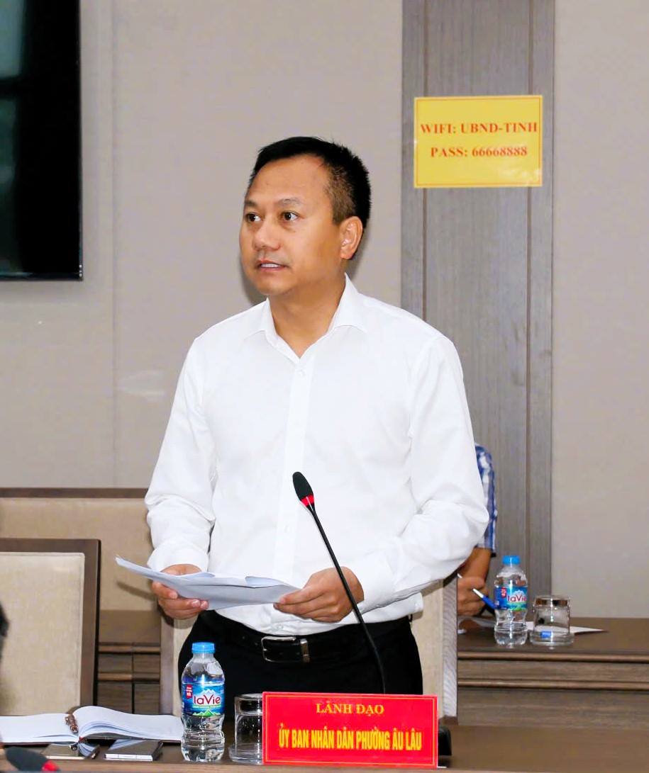 Đồng chí Phạm Tiến Dũng - Chủ tịch UBND phường Âu Lâu báo cáo tiến độ công tác GPMB. (Ảnh Cổng TTĐT tỉnh Lào Cai)