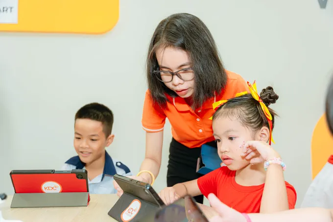 TPHCM: Khánh thành phòng học kỹ năng công dân số đầu tiên ở trường tiểu học 1 Học sinh trải nghiệm trò chơi tương tác tại Phòng học Kỹ năng công dân số
