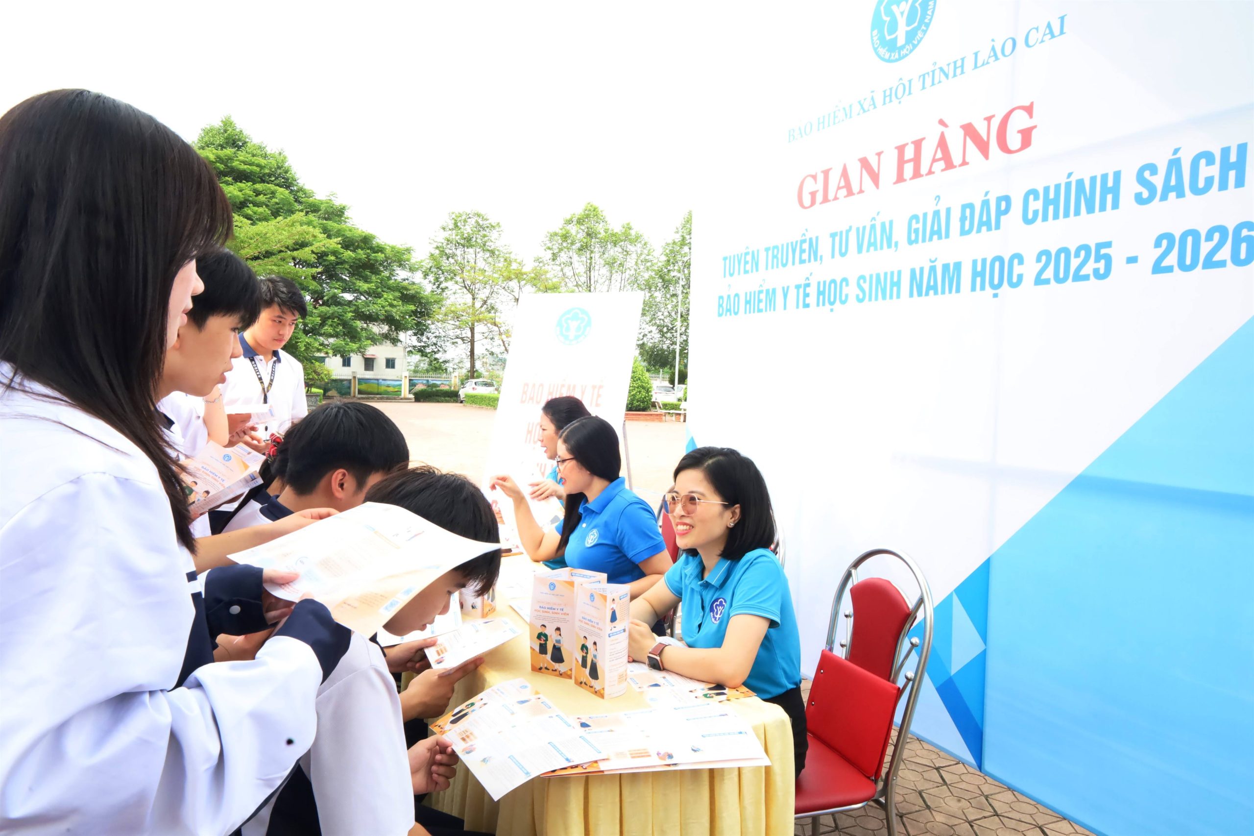 Lào Cai đẩy mạnh thực hiện chính sách BHYT, hướng tới mục tiêu bao phủ BHYT toàn dân 1 Cán bộ BHXH tuyên truyền, tư vấn, giải đáp chính sách BHYT học sinh tại trường THPT Chuyên Nguyễn Tất Thành