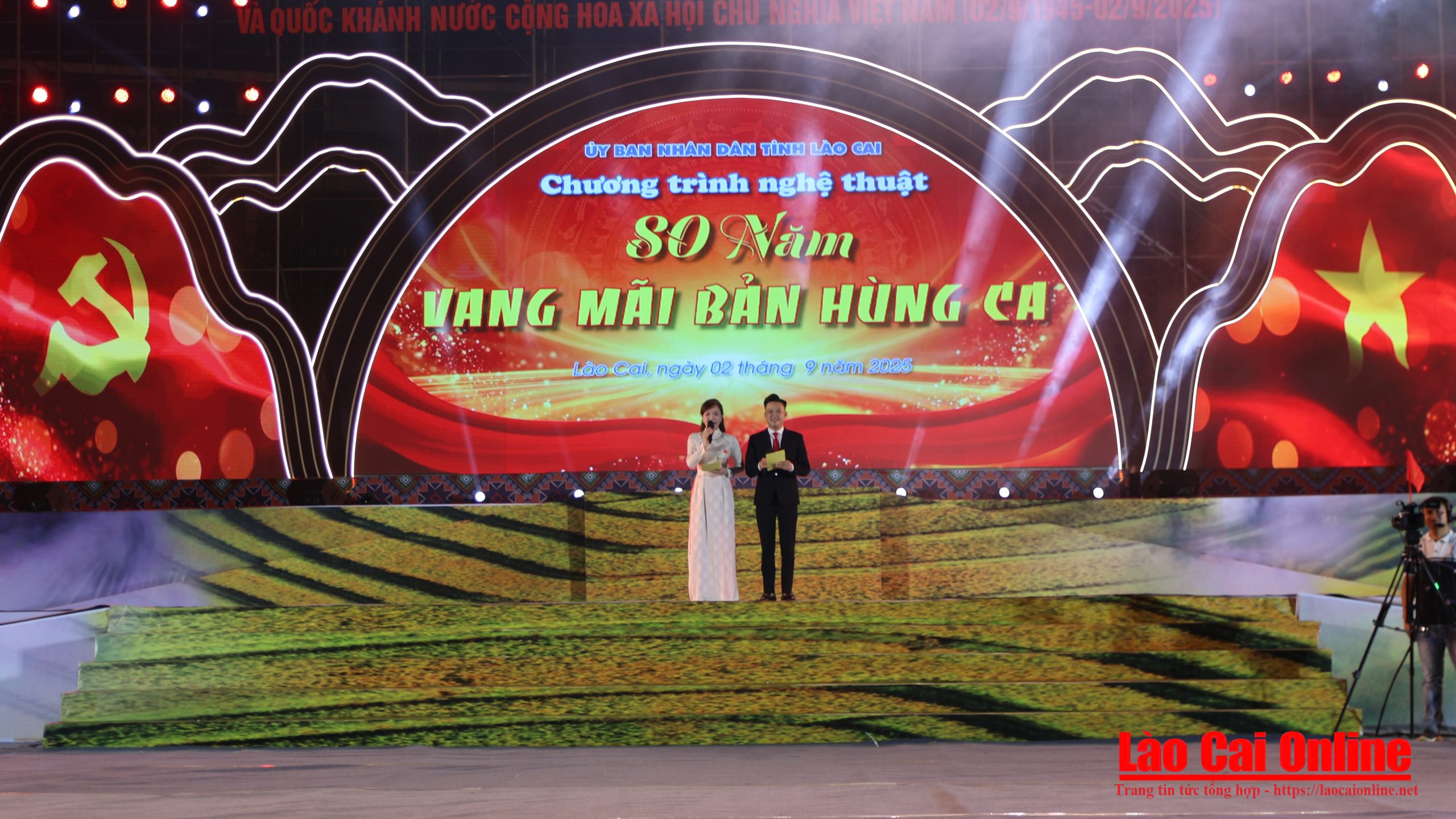 Lào Cai rực rỡ pháo hoa, văn nghệ mừng Quốc khánh 2/9 1 Đúng 20h, chương trình nghệ thuật đặc biệt “80 năm vang mãi bản hùng ca” chính thức bắt đầu, mở màn với không khí trang trọng và đầy cảm xúc. Ảnh Du Kỷ