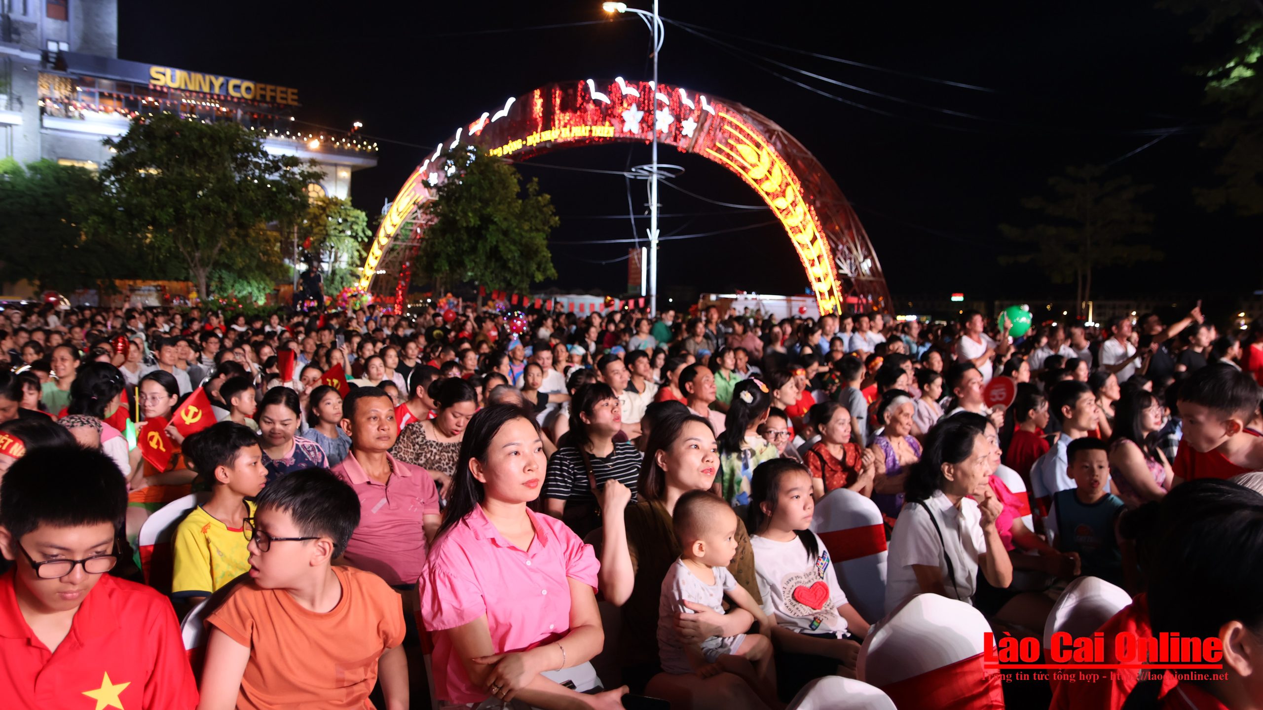Lào Cai rực rỡ pháo hoa, văn nghệ mừng Quốc khánh 2/9 2 Rất đông người dân tập trung tại Quảng trường Đinh Lễ, phường Lào Cai để theo dõi các hoạt động chào mừng ngày Quốc khánh. Ảnh Du Kỷ