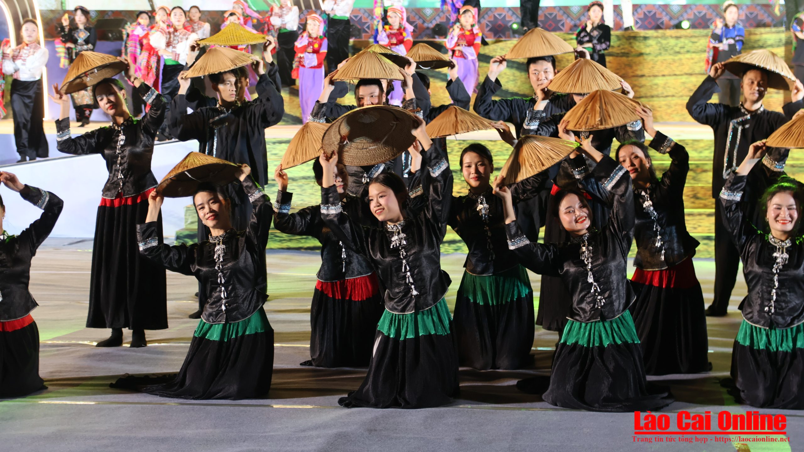 Lào Cai rực rỡ pháo hoa, văn nghệ mừng Quốc khánh 2/9 7 Chương trình nghệ thuật được dàn dựng công phu, sân khấu tráng lệ tái hiện những dấu ấn lịch sử, khơi dậy niềm tự hào dân tộc. Ảnh Du Kỷ