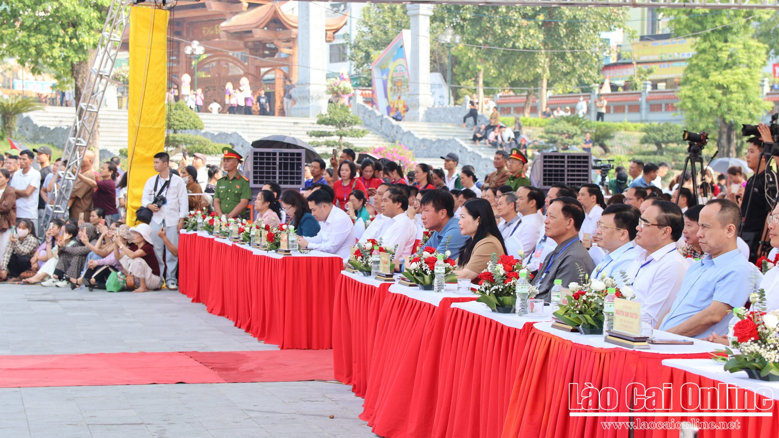 Các đại biểu tham dự khai mạc lễ hội.