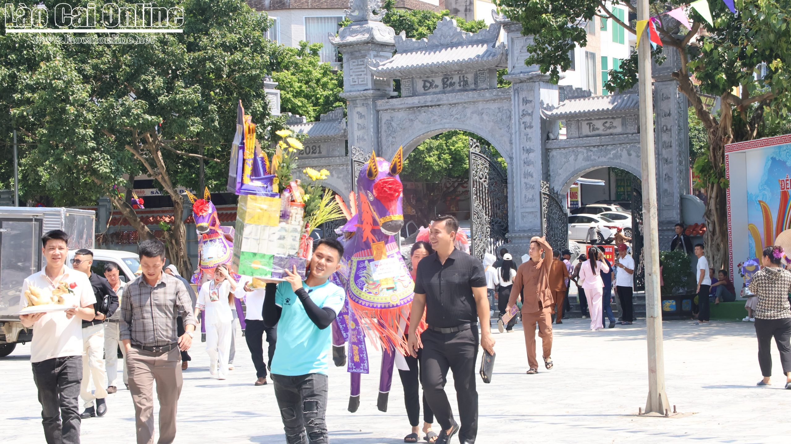 Người dân tới dâng lễ tại đền Bảo Hà.