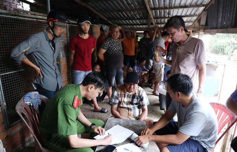 Công an An Giang bắt giữ 50 người khi triệt phá sòng bạc trong khu đất trống 1 Lực lượng Công an bắt giữ 50 đối tượng liên quan tới sòng bạc đá gà. Ảnh: Tiến Tầm.