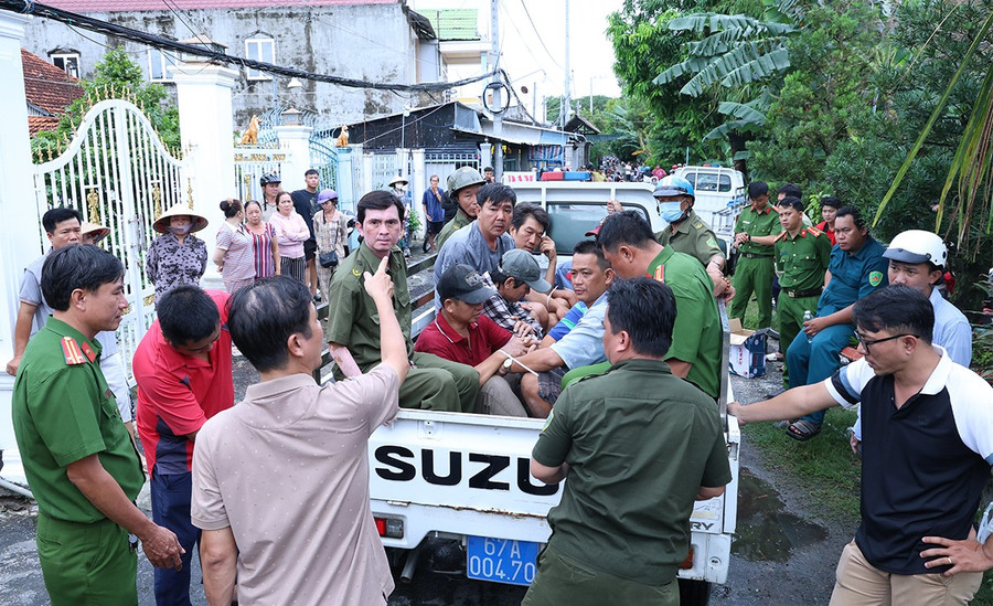 Công an An Giang bắt giữ 50 người khi triệt phá sòng bạc trong khu đất trống 2 Lực lượng Công an đưa các đối tượng liên quan về trụ sở. Ảnh: Tiến Tầm.