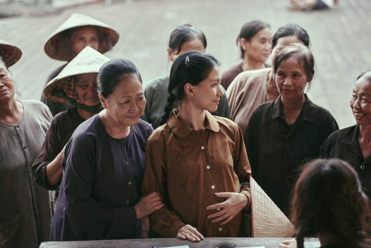 Trấn Thành và “nốt trầm”gây tranh luận trong dịp Quốc khánh 1 MV “Nỗi đau giữa hòa bình” của hòa Minzy ca ngợi sự hy sinh lớn lao của những người Mẹ, người vợ Việt Nam Anh hùng.