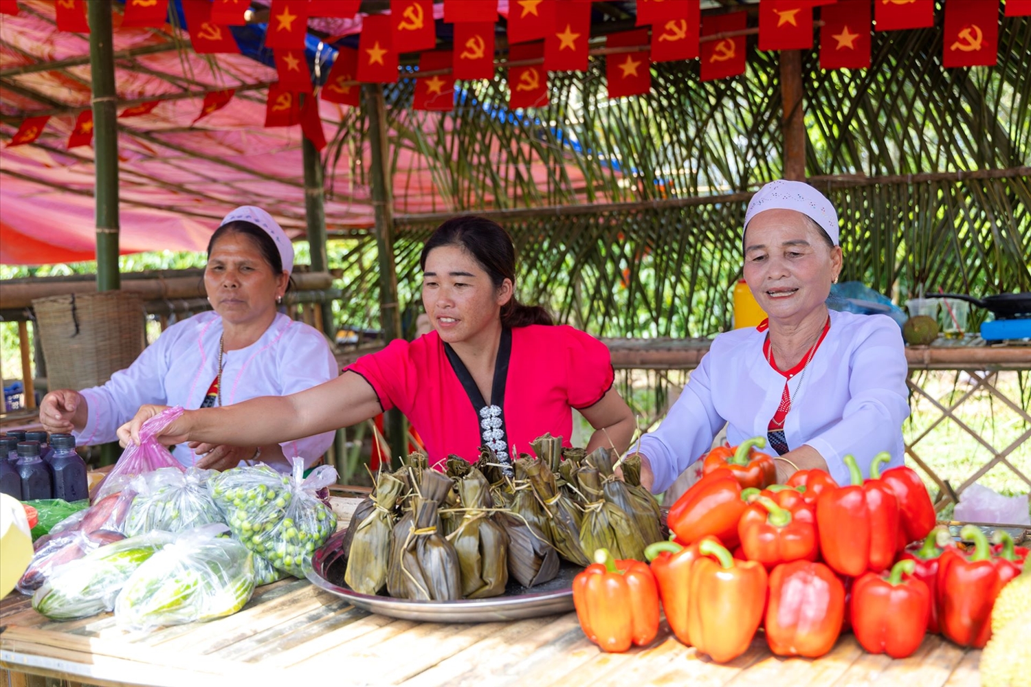 Người Mường ở vùng đất cực Bắc Tây Nguyên vui Tết độc lập 4 Những gian hàng của bà con người Mường giới thiệu các sản vật địa phương. (Ảnh: Ngọc Chí)