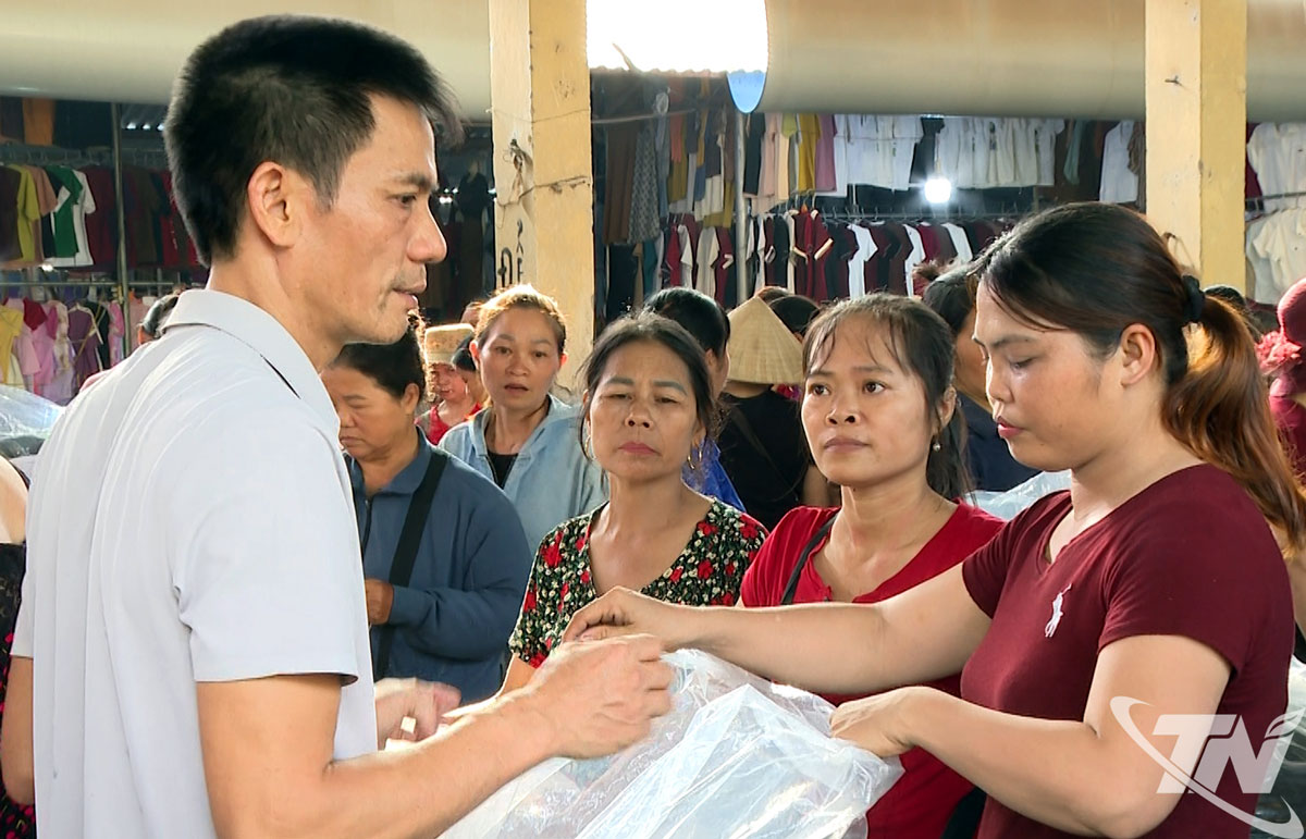 Chợ chè Trại Cài truyền thống trong hiện đại 2 Ông Ngô Văn Lai đang thương lượng giá chè.
