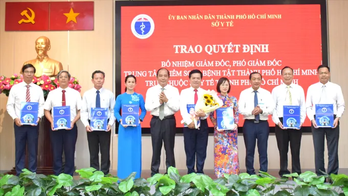 PGS TS BS Tang Chi Thuong Giam doc So Y te TPHCM va PGS TS BS Nguyen Anh Dung 345466
