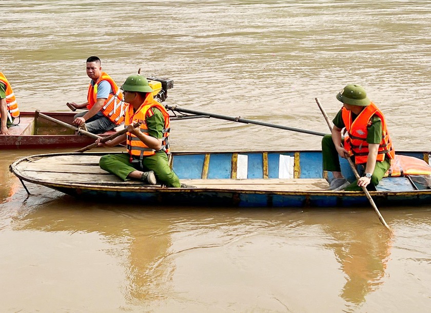 Rà tìm nạn nhân dọc hạ lưu sông Hồng, tập trung vào các ghềnh đá, vụng nước quẩn bên bờ sông. Ảnh: TL