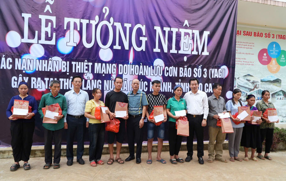 Lễ tưởng niệm 1 năm thảm họa Làng Nủ, 67 nạn nhân được tri ân 3 Tặng quà các hộ gia đình có nạn nhân thiệt mạng. Ảnh: Trọng Điểm