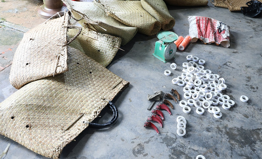 Công an An Giang bắt giữ 50 người khi triệt phá sòng bạc trong khu đất trống 4 Thu giữ nhiều tang vật tại hiện trường. Ảnh: Tiến Tầm.