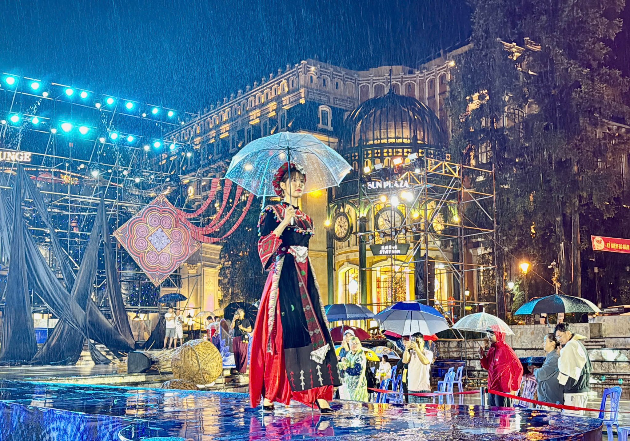 Sa Pa rực rỡ sắc màu trong show thời trang “Vũ điệu thổ cẩm” 7 Trình diễn bộ sưu tập cách tân. (Ảnh truyền hình Sa Pa)