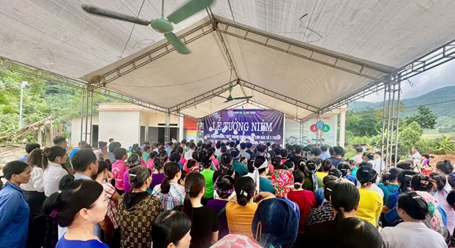 Tuong niem nguoi dan Lang Nu thiet mang do thien tai. 435667