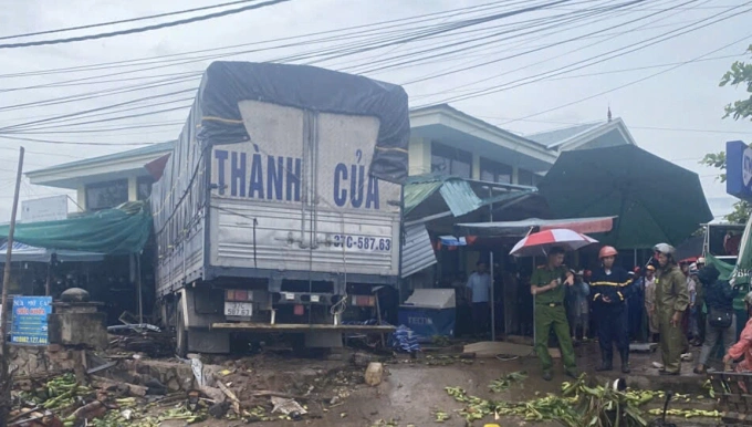 Hiện trường vụ tai nạn giao thông nghiêm trọng. 
