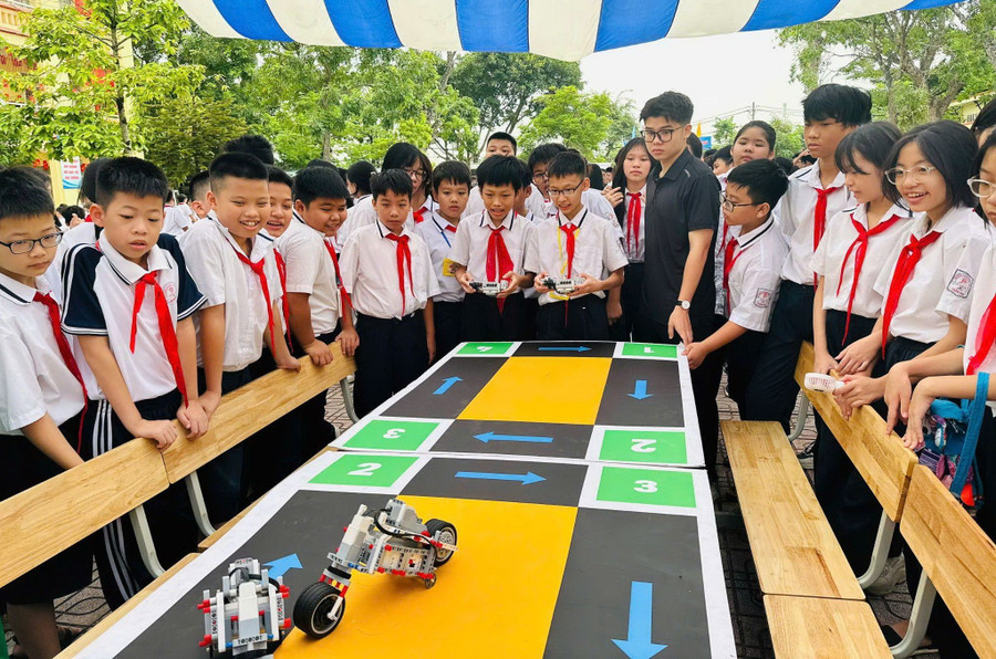 Học sinh hào hứng tham gia Ngày hội STEM–AI–Robotics tại Trường THCS Trần Phú (Lĩnh Nam, Hà Nội).