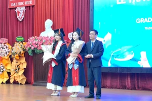 a798dc4596b74a9baadfcf4eaf13bb81 le tot nghiep va trao bang cho sinh vien khoa quoc te dai hoc hue 5890.jpg