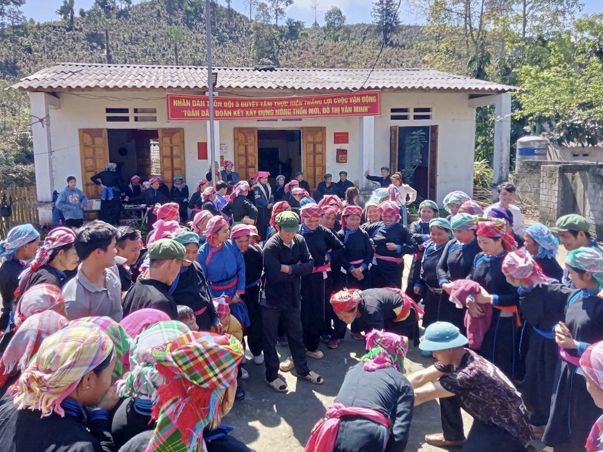 Văn hóa Tày thắp lửa cho du lịch cộng đồng ở Bản Liền 1 Tinh thần đoàn kết thể hiện trong từng sinh hoạt thường ngày .
