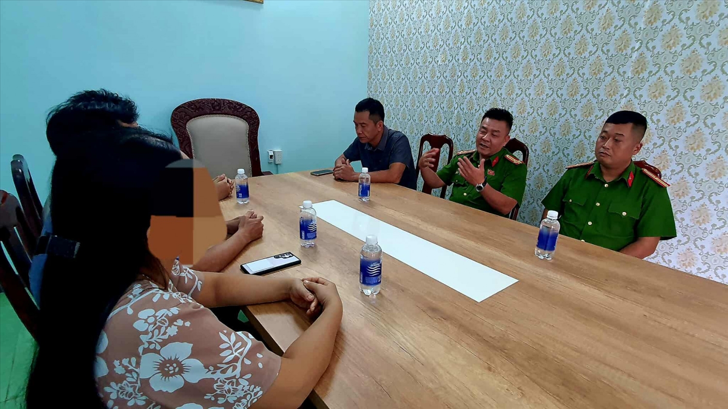 Gia đình nạn nhân đến trình báo với Công an phường Tân An (Ảnh: CACC)