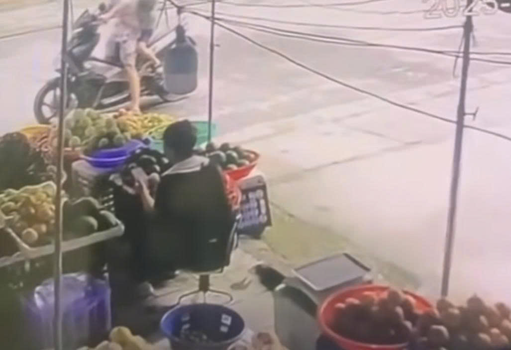 Khoảnh khắc tai nạn được ghi lại tại camera ở quán. (Ảnh chụp màn hình)