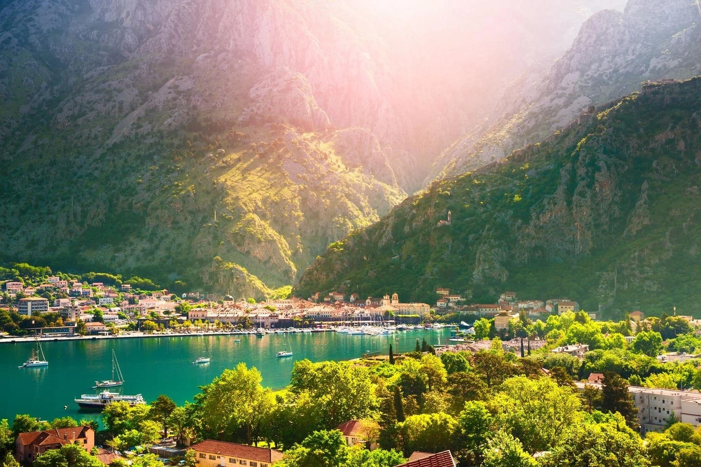 Giữa vòng vây núi đá sừng sững, Kotor tựa viên ngọc thời trung cổ còn nguyên hơi thở. Những con hẻm đá quanh co vang vọng tiếng chuông nhà thờ cổ, dẫn lối du khách đến thành San Giovanni đổ nát trên đỉnh đồi – pháo đài từng che chở thành phố trước bước chân Ottoman. Từ đây, toàn cảnh vịnh Kotor mở ra như một bức trường ca trải dài trên mặt nước xanh thẳm.