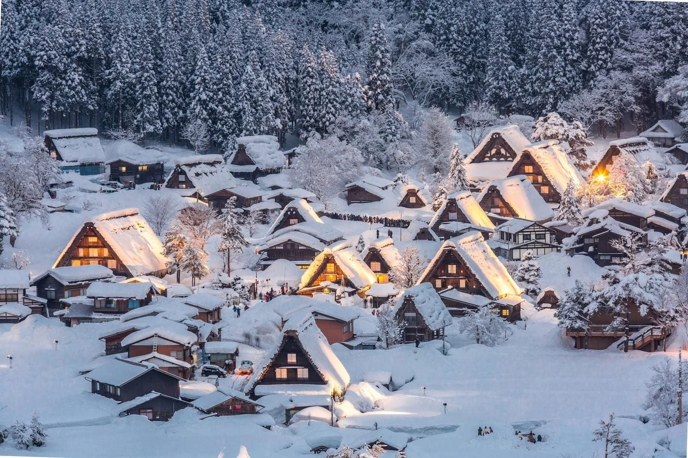Giữa thung lũng núi non tĩnh lặng, Shirakawa-go như bước ra từ trang truyện xưa. Những ngôi nhà gassho-zukuri mái tranh dốc đứng vươn lên giữa rừng cây, thiết kế vững chãi để chống chọi lớp tuyết dày mùa đông. Từ bên trong, làn khói mỏng bay lên từ bếp lửa irori truyền thống, gợi cảm giác ấm áp và dấu ấn bao đời.