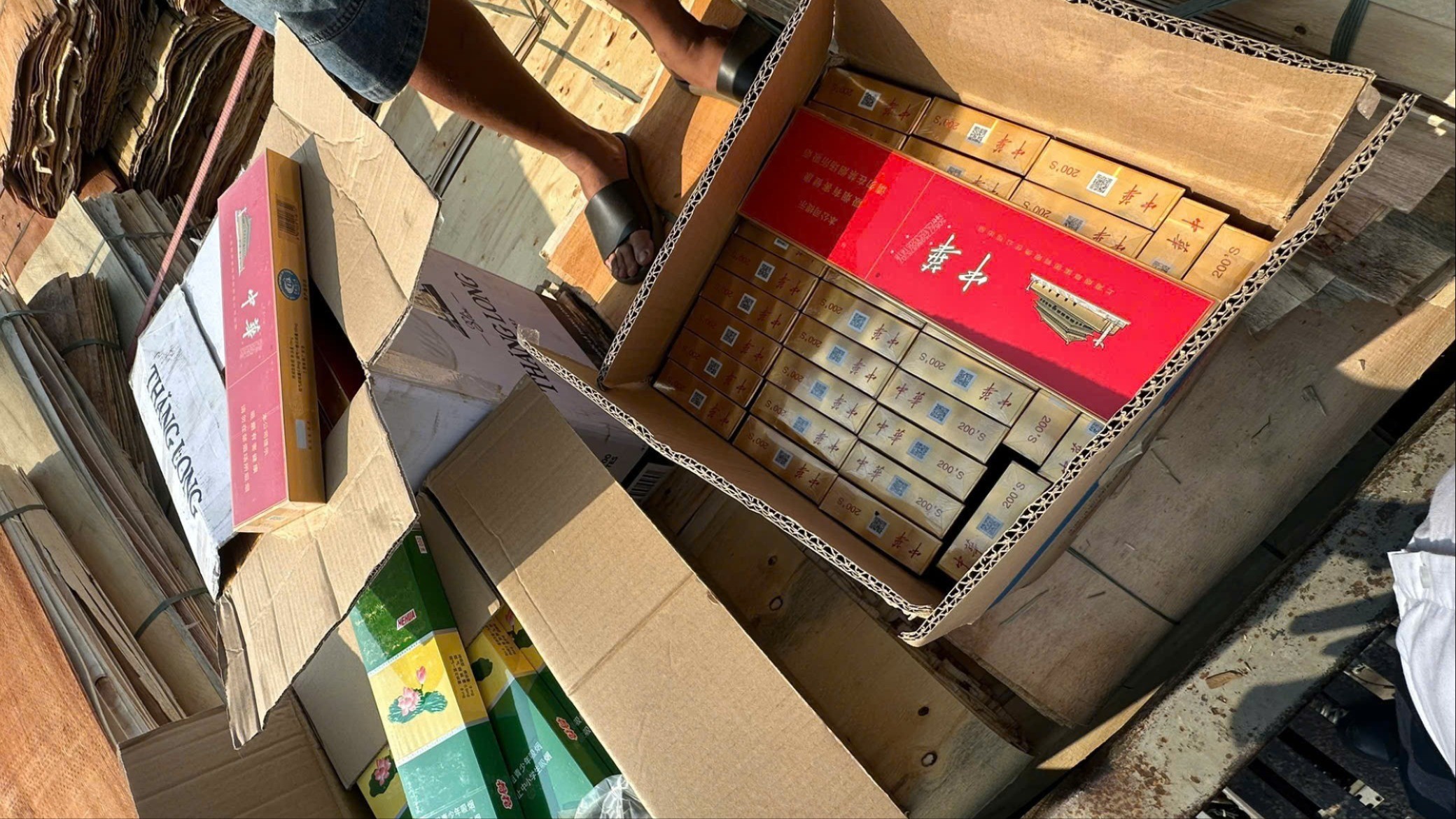 anh tang vat thu giu gom 1440 bao thuoc 686