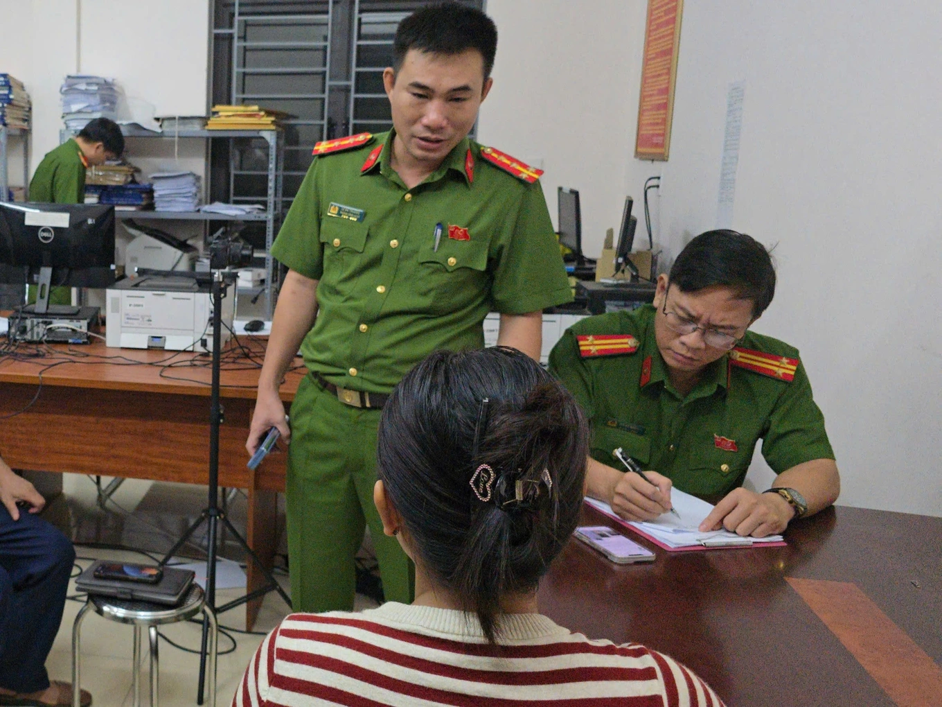Hóa đơn điện tháng 8 tăng vọt: EVN lên tiếng kiểm tra, minh bạch từng trường hợp 2 anh th1jpg 1757057770722