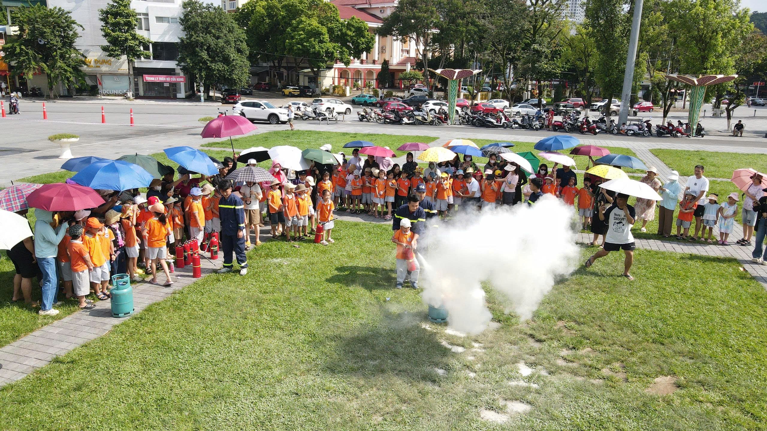 Lào Cai: Học sinh và người dân hào hứng tham gia diễn tập kỹ năng phòng cháy, chữa cháy 2 binhchuachay 1