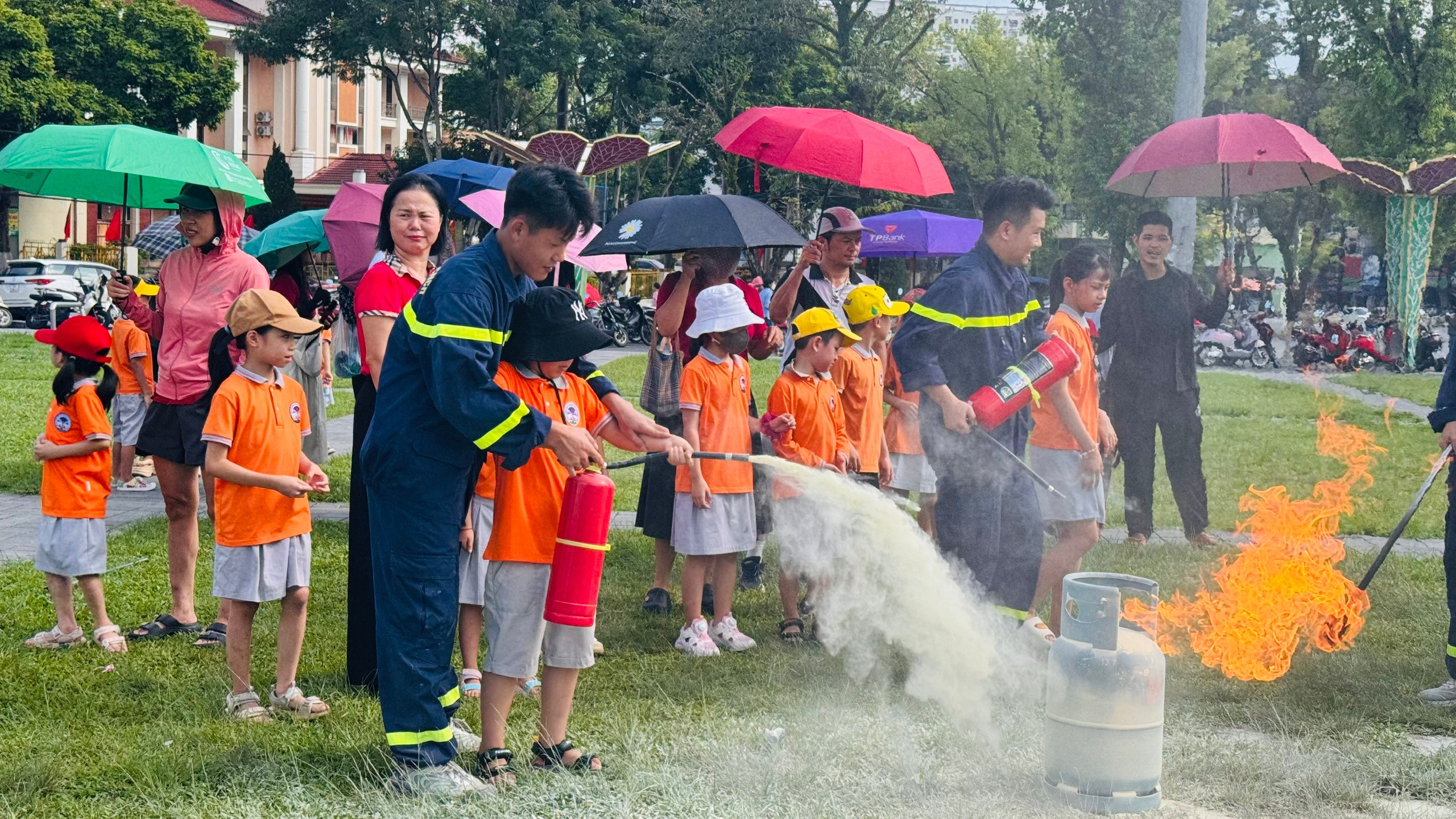 Lào Cai: Học sinh và người dân hào hứng tham gia diễn tập kỹ năng phòng cháy, chữa cháy 6 binhchuachay1