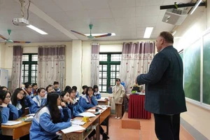 cd29ccc13f29404aac00f3e0faba1b0a gv nuoc ngoai.jpg