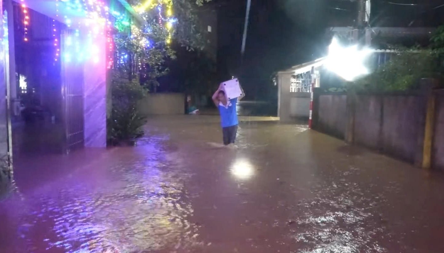 Dân các cụm thôn Cổ Phúc, Thành Thịnh, Báo Đáp và Tân Đồng xã Trấn Yên di dời trong đêm.